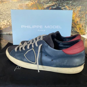 Philippe model - Säljer nu dessa snygga Philippe model skorna för 1299kr 🙌 Det är riktigt snygga och de är i ganska bra skick. Tveka inte på att höra av er. PRIS GÅR ATT DISKUTERA