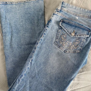 low waist jeans - Blåa low waist flare jeans från h&m i storlekt 40 men passar mer som 38☺️ populära jeans som är slutsålda💗