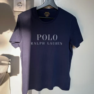 Ralph Lauren T-shirt  - Inga defekter alls som ny - Storlek S - Mörkblå
