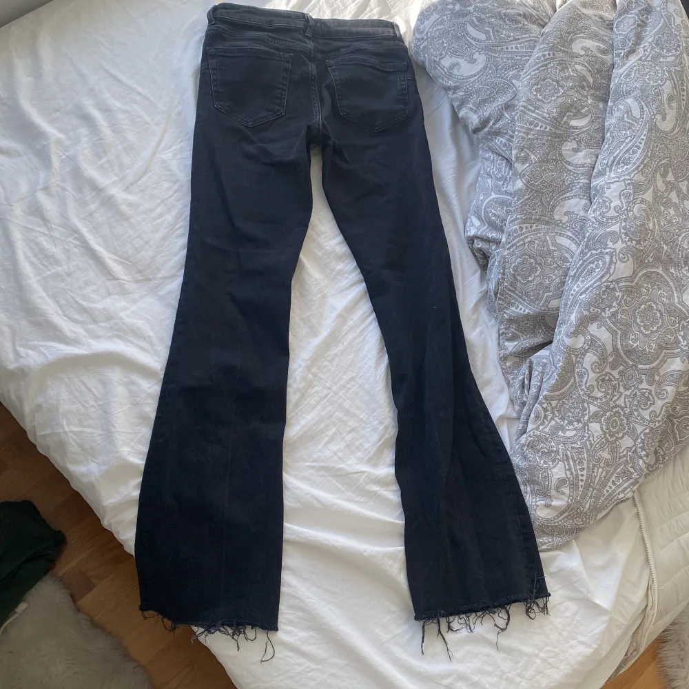 Säljer nu dessa Zara jeans då dom är försmå för mig i mina lår. Jätte fin kvalite och super snygga. Fint svarta o är lite strech. Är i storlek 38 o jag har 38 men är lite små i låren. Skriv för frågor.. Jeans & Byxor.