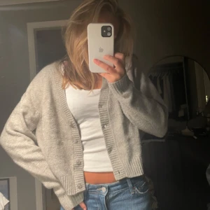 Stickad zara kofta - Säljer denna söta stickade kofta från zara med knappar. Använd 2 gånger så den är i nyskick. Ej nopprig eller så! Storlek M men passar perfekt på mig som har storlek S i vanliga fall.