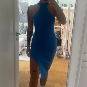 Blå klänning - Ribbad blå klänning från gina i lite tjockare väldigt stretchigt material. Använd max 3 gånger.