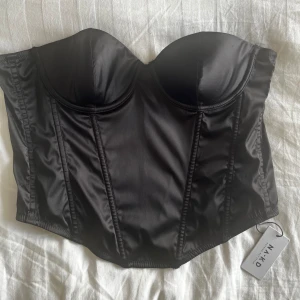  Tailored satin corset -  En figurnära korsett från NA KD. Oanvänd och har fortfarande lapp kvar ❤️