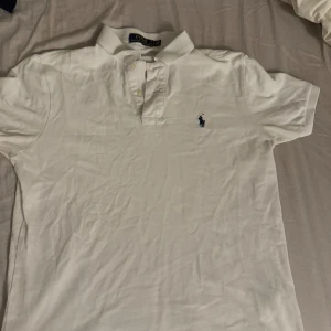 Ralph lauren piké - Ralph lauren piké vit skick 10/10 inga defekter pris 499kr storlek S