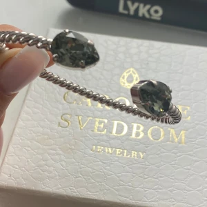 Caroline Svedbom armband - Säljer detta jättefina Caroline Svedbom armbandet, aldrig använt!💗 Säljer pga att jag använder guld! Köpt för 795kr😇 Pris kan diskuteras!