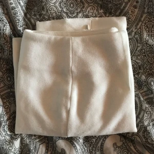 Kjol - Fin vit kjol med en liten dragkedja på högersida från Tiger of sweden som är i storlek xs. Använd några få antal gånger men ändå i ett mycket bra skick. 