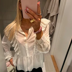 Volang blus  - Söt blus med volanger från zara köpt secoundhand🩷