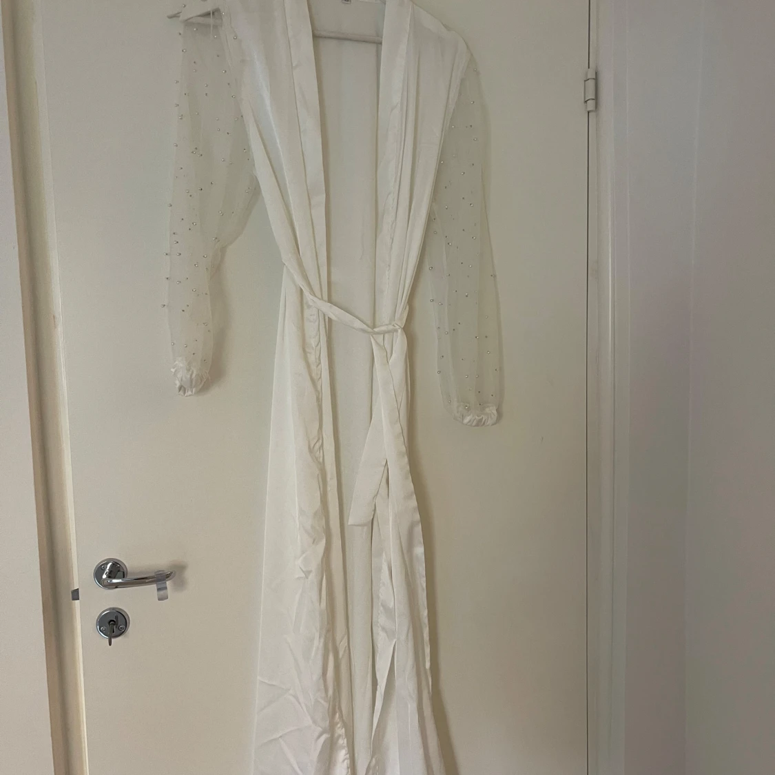 Vit brudrock med pärlor 