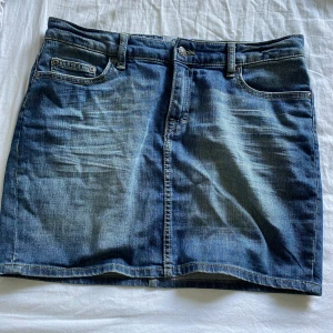 lågmidjad jeanskjol - lågmidjad jeanskjol i bra skick