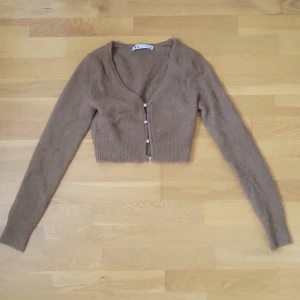 Kofta från zara - Brun kofta från zara med pärlknappar. Tight och croppad passform.