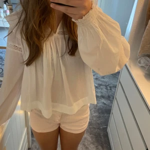 blus - En vit blus från gina tricot young som endast är använd en gång. hör av dig om du är intresserad!💞