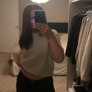 kortärmad stickad tröja  - super fin kortärmad stickad tröja ifrån hm, i storlek M 