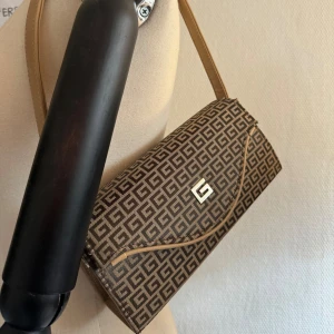 Väska köpt här på Plick! - En väska jag köpt här på Plick men aldrig använt så därför säljer jag vidare🫶 Skriv till mig om fler bilder önskas🥰 Snabb affär uppskattas!💖