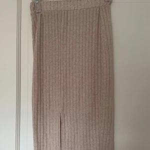 Midi kjol - Tunn stickad midikjol 