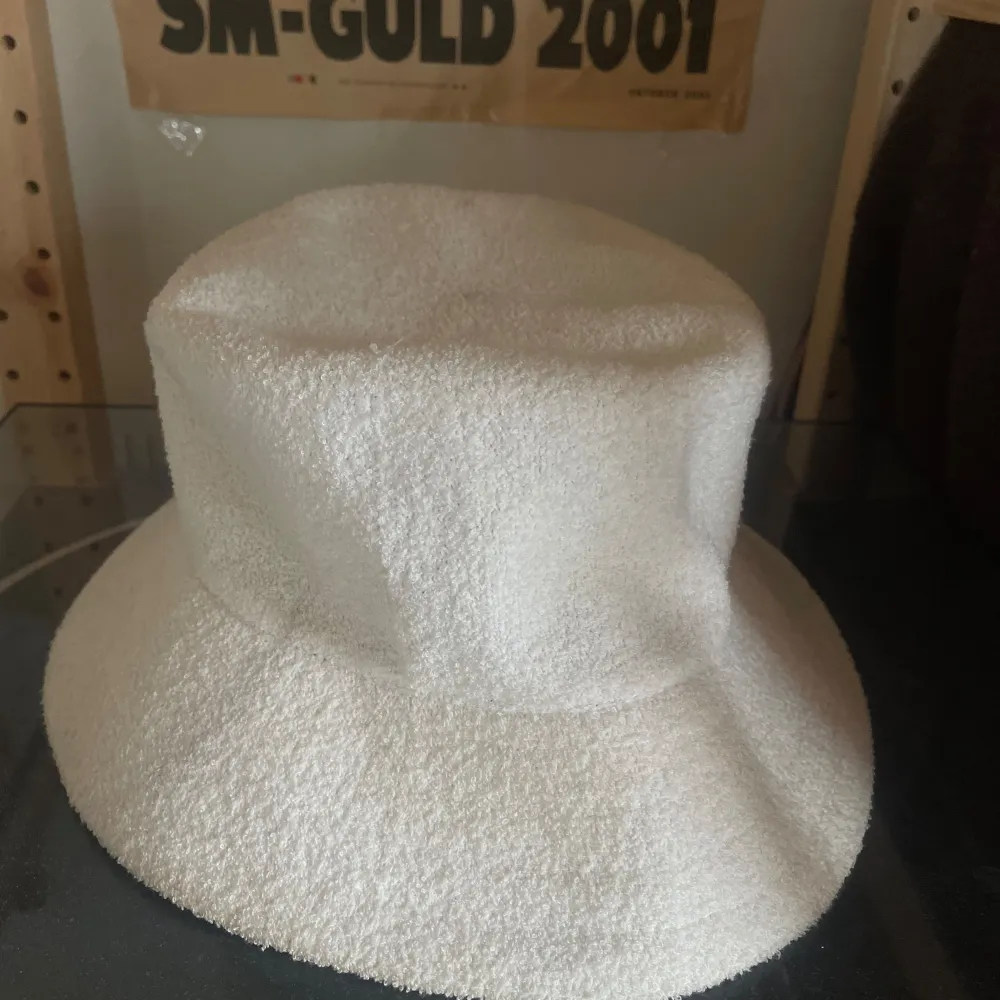 Vit Bucket Hat från Kangol.  Perfekt skick.. Accessoarer.