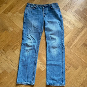 Lågmidjade jeans - Feta lågmidjade jeans från weekday med ”repmidja”. Storlek 27, modell arrow.