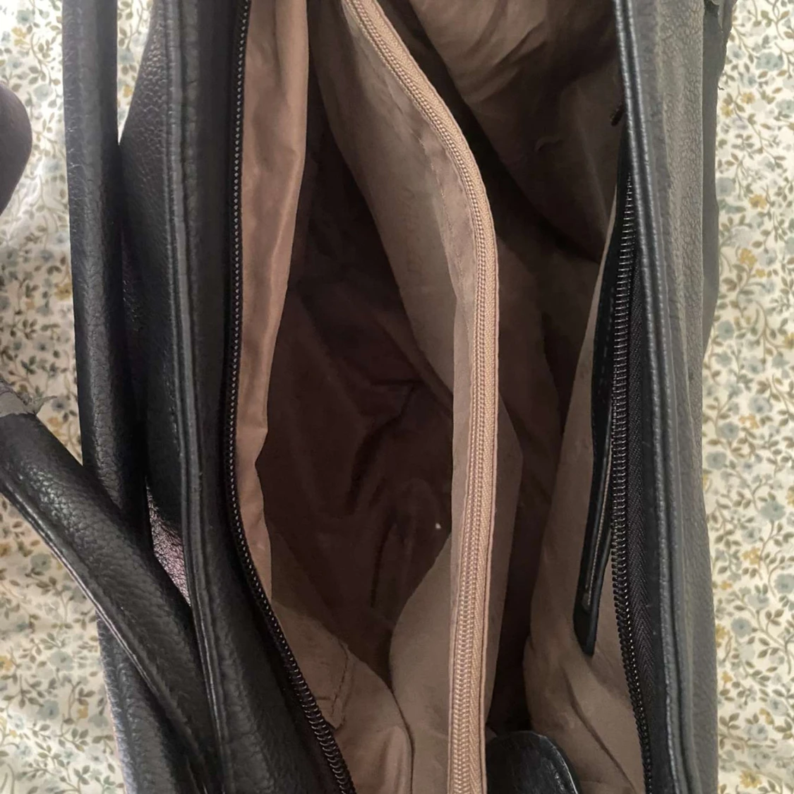 Svart axelväska med dragkedjor och spänne - 92