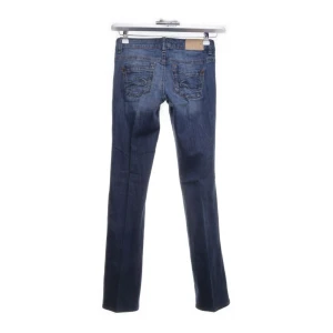 Blå jeans från Five - Säljer ett par snygga blå jeans från märket Five. De är i denim och har en klassisk femficksdesign med coola detaljer på bakfickorna. Perfekta för vardagsbruk och kan enkelt matchas med olika toppar. De är i storlek 25/32 och passar perfekt för dig som gillar en stilren look. (ai skrev texten..)