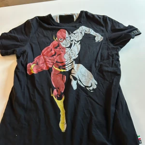 Philipp plein flash tröja  - Säljer en fet T-shirt den är sällsynt och i bra skick.