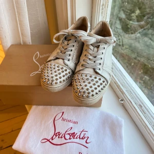 Louboutin skor - Louboutin skor i strl 38, kommer med låda och dustbag, alla spikar sitter kvar