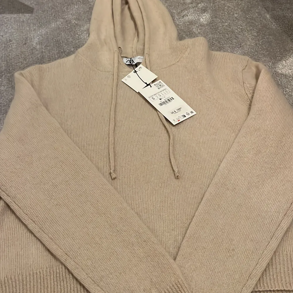 Så snygg cashmire hoodie från zara köpt för 1700 kr i Spanien aldrig använd super bra skick . Hoodies.