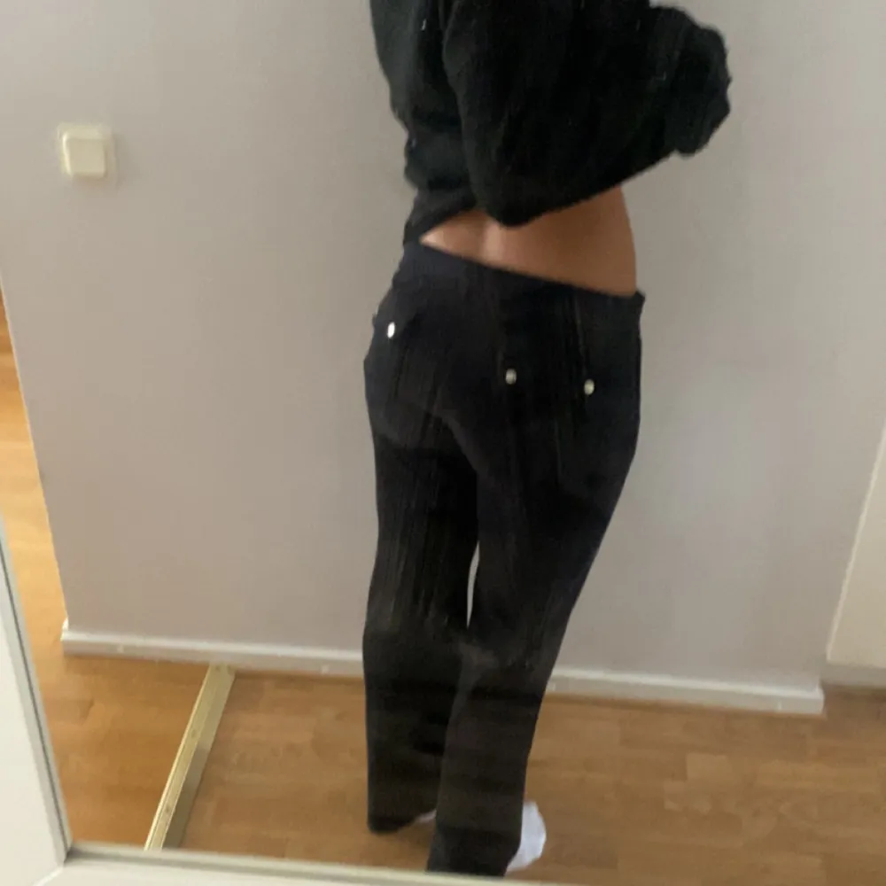 Säljer mina snygga och bekväma svarta juicy då de aldrig används mer. . Jeans & Byxor.