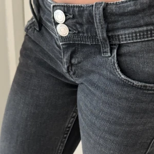 Gina Tricot jeans flare low waist  - Low waist, från Gina Young säljes pga för små.
