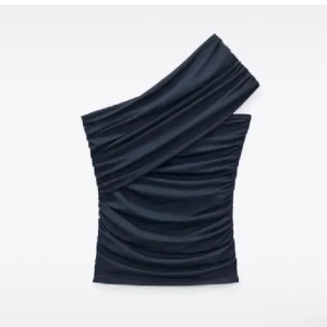 Zara snedskuren topp - Snygg marinblå oneshoulder topp med draperad design. Perfekt för en utekväll eller fest. Toppen har en tight passform och är tillverkad i ett mjukt material som ger en elegant look😍😍