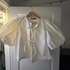 Vit topp - Säljer min vita topp som aldrig är använd och kan inte skicka tillbaka den💕köpt för 500 och säljer ku för 400 men kan gå med i pris vid snabb affär 