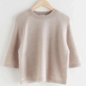 Trekvarts ärmar tröja - En super fin stickad tröja med trekvartsärm ifrån & other stories 