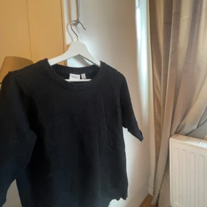 stickad - en svart stickad t-shirt som är egenklippt ifrån Vila. dock inget som syns när man har den på sig. En superfin och skön tröja nu inför hösten, som går att styla till mycket. 💕💕💕