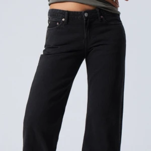 Weekday Arrow low - Skit snygga svarta jeans som tyvärr har blivit för små. Storlek 27/34, perfekt längd på mig som är 172. Kostar 600 från början men säljer för 350❤️ tveka inte att höra av dig om det är några frågor❤️ säljer även i blå och grå