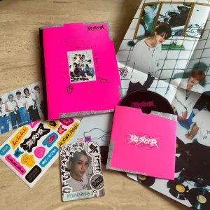 Stray kids Rock Star album - Rock-Star album av Stray Kids.  Skivan är aldrig använd så den är i perfekt condition. Säljs då jag är i behov av pengar. Allt i bilden är inkluderat. (Hyunesbuns är min insta)