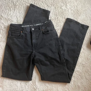 Svarta mid waist jeans bikbok - Svarta mid waist jeans från bikbok, med raka / vida ben. Storlek W28L34. Originalpris 699 kr.