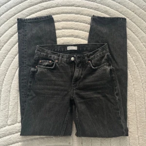lågmidjde jeans - från gina, jättefina men passar ej! lite slitna längst ner men inget som syns 
