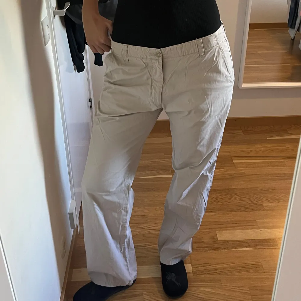 Beige jeans från HM i storlek M. Använt men i jätte bra skick!. Jeans & Byxor.