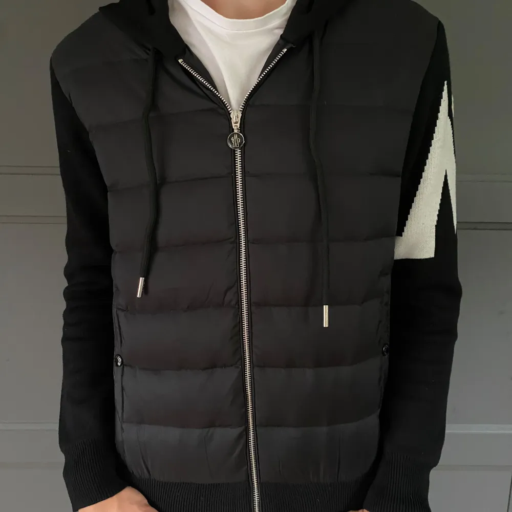 Säljer denna oerhört snygga moncler cardigan i ny skick. storlek 3/M/L. Äkta såklart, nfc och Scan funkar. Retail på 19500:- Mitt pris 4899:- Priset kan diskuteras vid snabb affär! . Jackor.