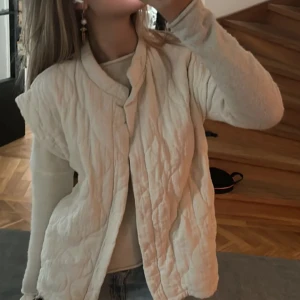 SNYGG VÄST!! - Köpte en sååå cool väst här på Plick men har inte riktigt fått användning för den! 