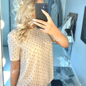 Prickig blus - Såå snygg prickig blus i fint skick💗💗