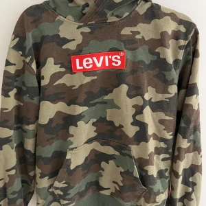 Kamouflage färgad Levis hoodie - 164cm Kamouflage Bra skick, sällan använd