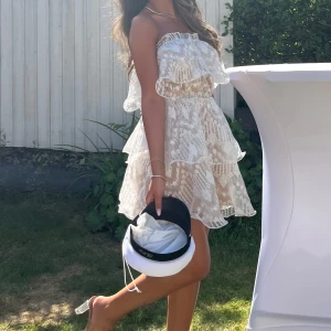 Klänning  - Kort klänning i spets🤍 älskar verkligen men får ingen användning tyvärr🫶🏼