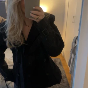 svart jacka/kappa - Obs: hör av er innan! Säljer denna svarta kappa perfekt nu inför hösten, då jag har så himla många jackor- kommer inte ha användning av alla.  Jackan kommer ifrån Bikbok och är i storlek M men skulle säga att den är mer som en S. 💕💕💌🙌🏽