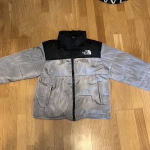 Grå North Face Jacka - Säljer min asfeta pufferjacka från The North Face. Perfekt för hösten och vintern, håller en varm. Nypris 1700, mitt pris 500. 