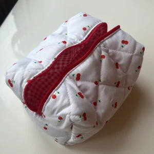 Körsbär necessär  - Helt oanvänd och handgjord 