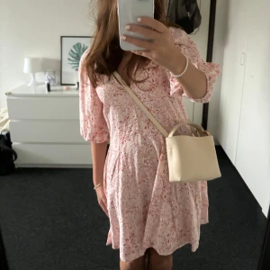 Oanvänd klänning  - Jättefin klänning från H&m som dessutom är oanvänd💕 tryck gärna på köp nu!
