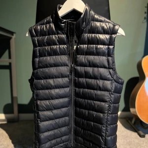 J. Lindeberg väst  - Säljer nu min snygga J. Lindeberg väst. Anledning är för att jag har vuxit ur den. Den har inga defekter lite smutsig möjligtvis. Hör av er vid ytterligare frågor👌🏻