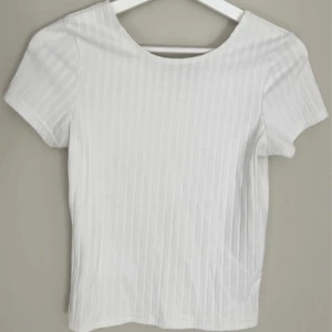 Ribbad t-shirt  - Jätte fin som passar alla tillfällen