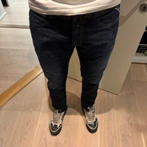 Hej, säljer dessa replay grover slim fit jeans. I storlek 31/30. 