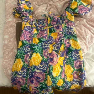 Blommig ZARA klänning - Säljer denna jätte fina zara klänning som sitter superfint på och passar perfekt till någon fest eller födelsedag osv❤️
