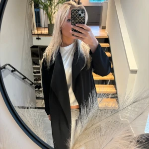 Kappa - Jättefin svart JDY kappa som tyvärr inte kommer till användning längre! Den är i bra skick och passar både S & M!!